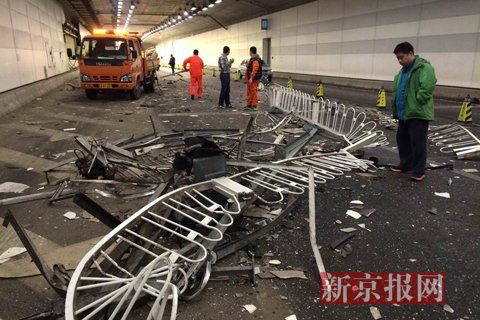 一輛蘭博基尼與一輛法拉利發(fā)生事故，現(xiàn)場狀況慘烈