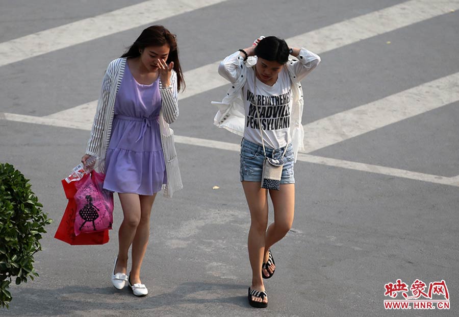 太熱了，還是把頭發(fā)扎起來(lái)