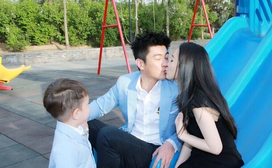 霍思燕與老公親吻,兒子看呆。霍思燕附言:“超級愛你們!520快樂!”