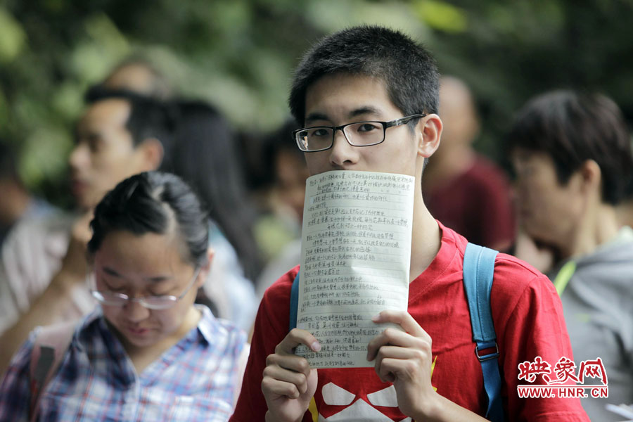 鄭州回中考點(diǎn)，等候入場的考生