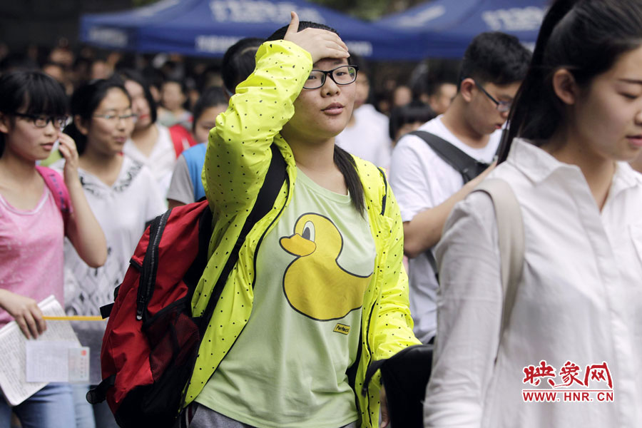 鄭州回中考點(diǎn)，考生輕松入場。