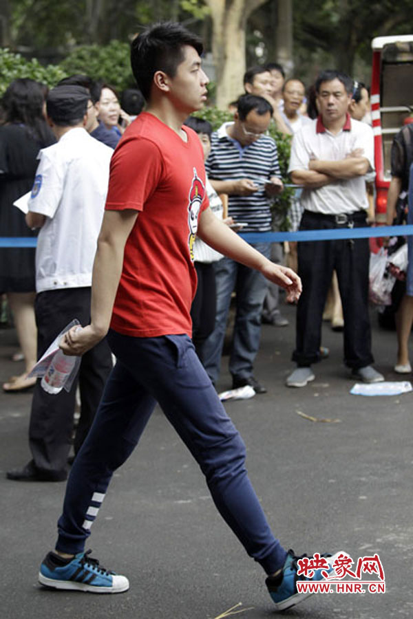 鄭州回中考點(diǎn)，考生自信入場。