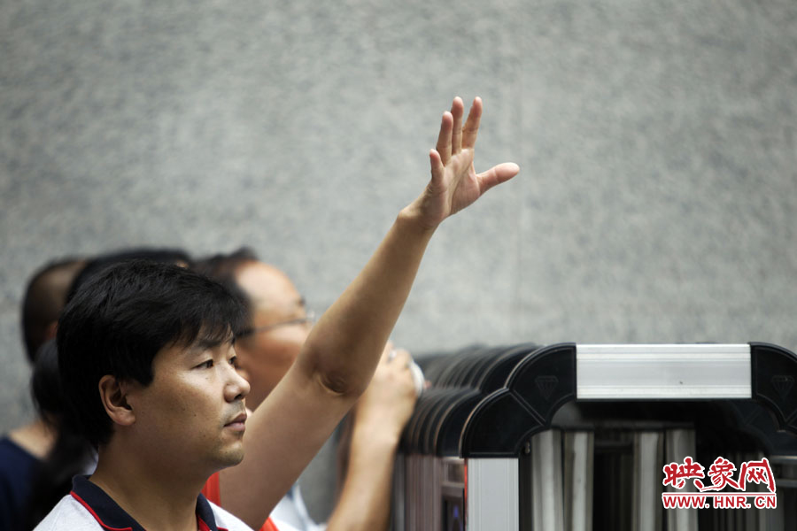 6月7日，鄭州回中考點(diǎn)?！昂?，我在這兒！”一名家長招呼自己的孩子