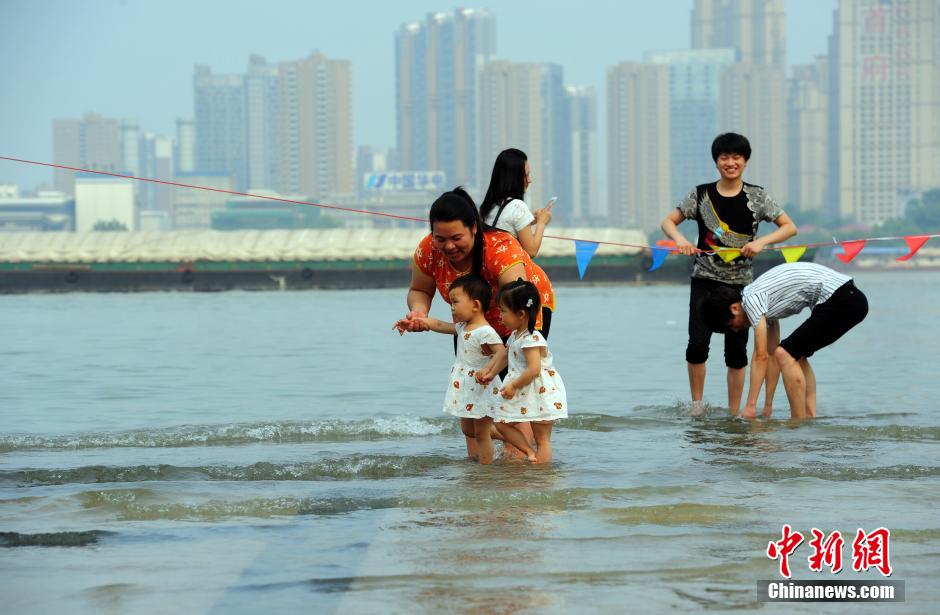 江武漢關(guān)水位超過(guò)25米“設(shè)防線” 民眾江邊戲水 江武漢關(guān)水位超過(guò)25米“設(shè)防線” 民眾江邊戲水
