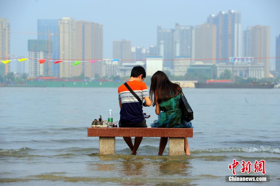 江武漢關(guān)水位超過(guò)25米“設(shè)防線” 民眾江邊戲水 江武漢關(guān)水位超過(guò)25米“設(shè)防線” 民眾江邊戲水