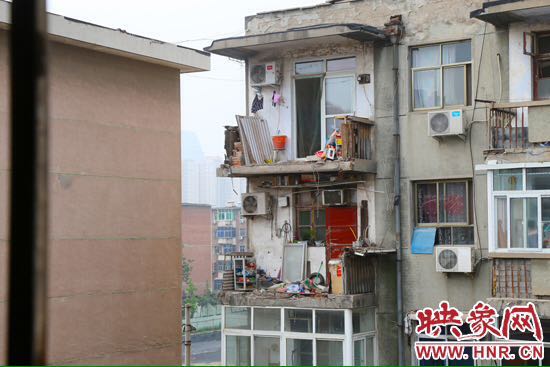 樓上多處陽臺出現(xiàn)裂縫，隨時有掉落危險