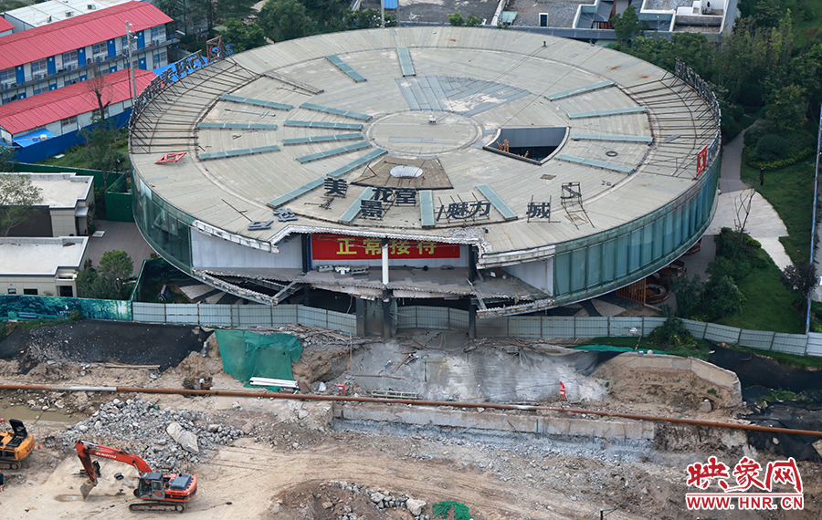 售樓部被拆掉一個角，仍在正常使用