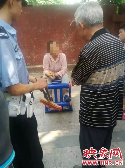 老太當時坐在健身器材上做仰臥起坐，說環(huán)衛(wèi)工人影響她鍛煉身體了，便開始謾罵環(huán)衛(wèi)工人。