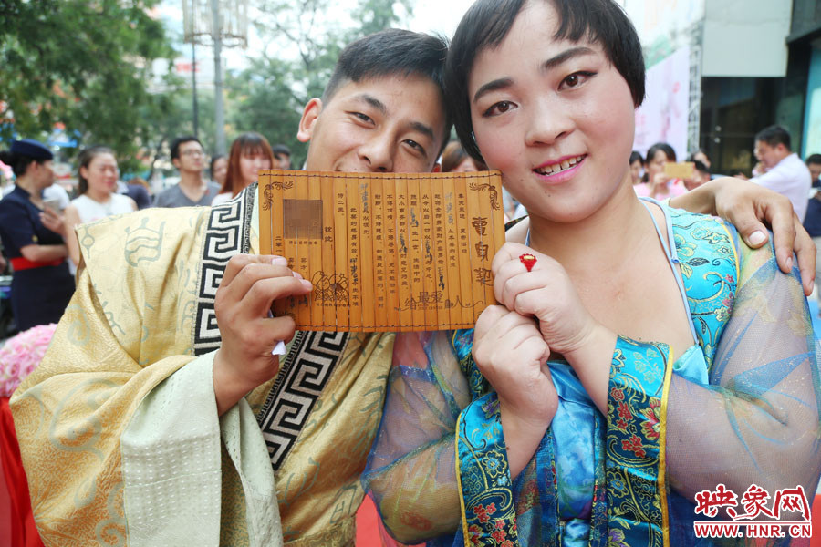 一對(duì)兒情侶現(xiàn)場展示“賣身契”內(nèi)容。