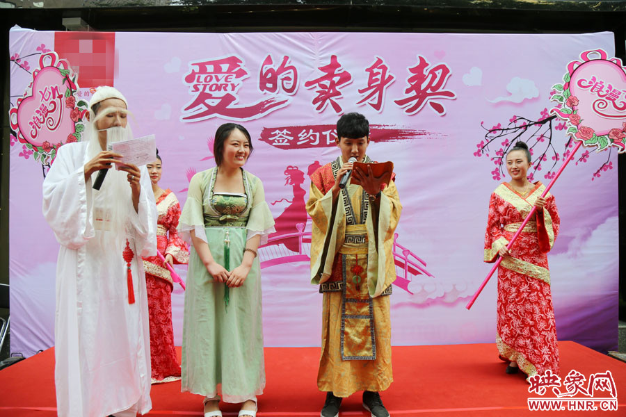 男子現(xiàn)場宣讀“賣身契”的內(nèi)容，讓大家作證。