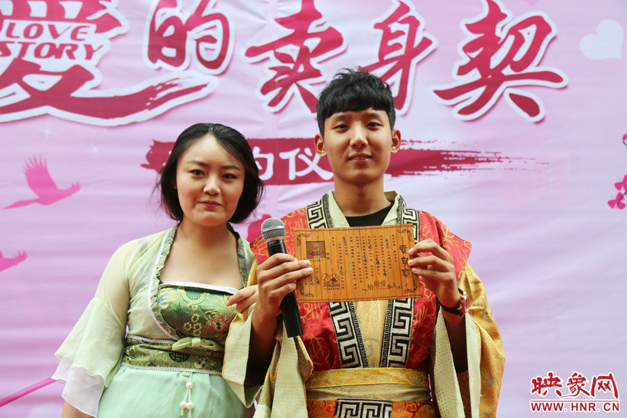 現(xiàn)場的8名男子異口同聲地表示，如違反此契約，可以接受處以極刑。