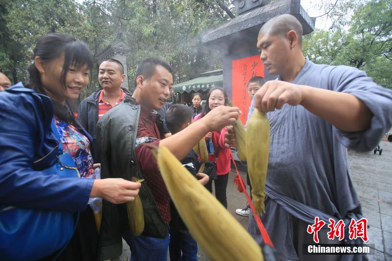 少林禪耕農(nóng)場(chǎng)迎來秋收 免費(fèi)煮玉米送游客 少林禪耕農(nóng)場(chǎng)迎來秋收 免費(fèi)煮玉米送游客