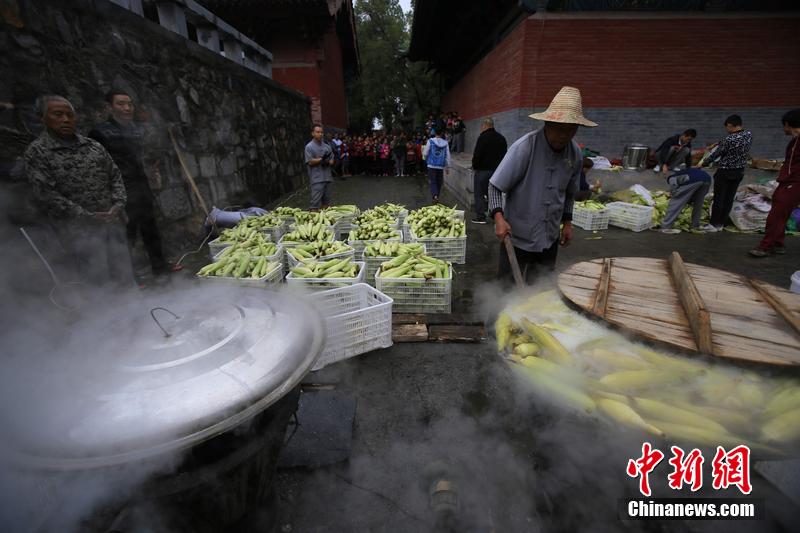 少林禪耕農(nóng)場(chǎng)迎來秋收 免費(fèi)煮玉米送游客 少林禪耕農(nóng)場(chǎng)迎來秋收 免費(fèi)煮玉米送游客