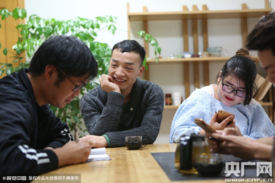 網(wǎng)絡(luò)紅人葉良辰現(xiàn)身浙江臺(tái)州，接受記者的專訪。