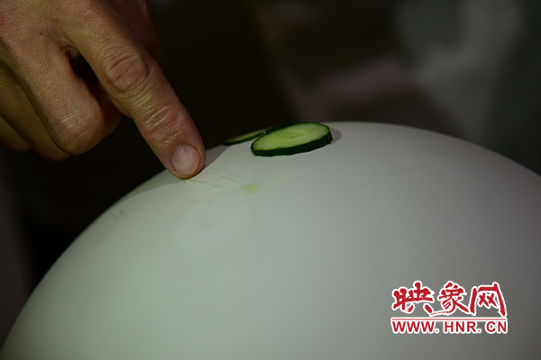 在面團氣球上切菜。