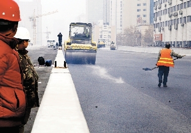 昨日農業(yè)路高架第八標段已經開始鋪設瀝青。