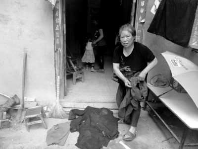 侯見(jiàn)志的母親拿出老伴受傷時(shí)穿的血衣。京華時(shí)報(bào)記者鄭羽佳攝