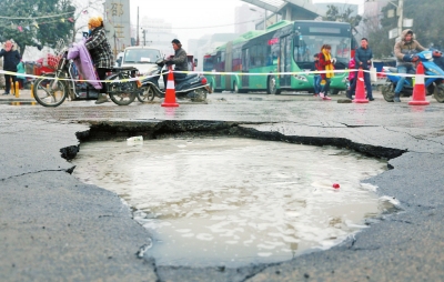 　路面陷了個大坑，下面是自來水公司的主管道。