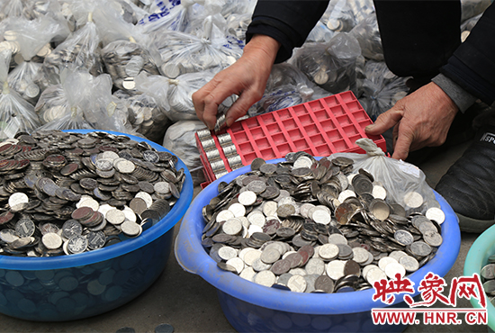 這筆“巨資”大部分已被員工清點好，都是1元硬幣，每500元用一小袋裝起來。