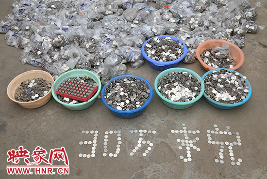 據(jù)負責(zé)清點“巨資”的張大爺介紹，這筆“巨資”積攢了兩個月左右，有30萬左右，重達3000多斤。