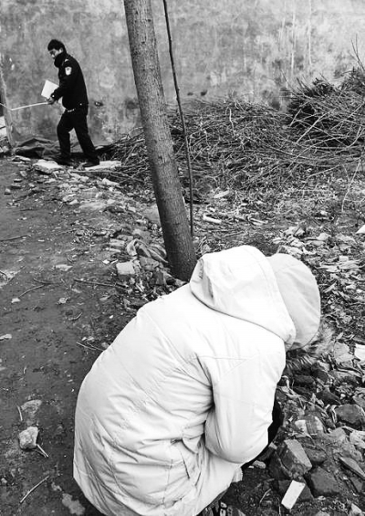 案發(fā)現(xiàn)場附近，死者的姐姐在痛哭。