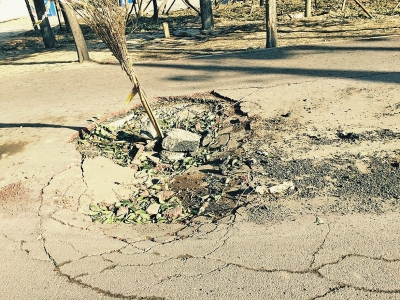 在路面正中間塌陷11平方米，最深處約半米深。