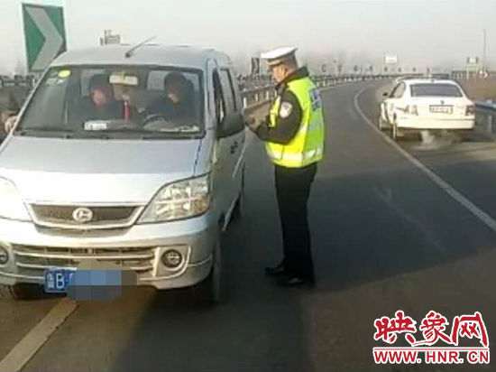 2月3日，一名男子因錯過了路口不顧自身安全竟然在高速上逆行，被焦作高速交警逮個正著。