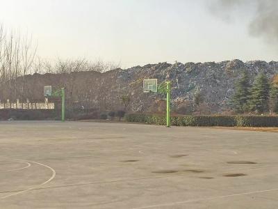 河工大新校區(qū)被垃圾包圍15年 垃圾超6層教學(xué)樓