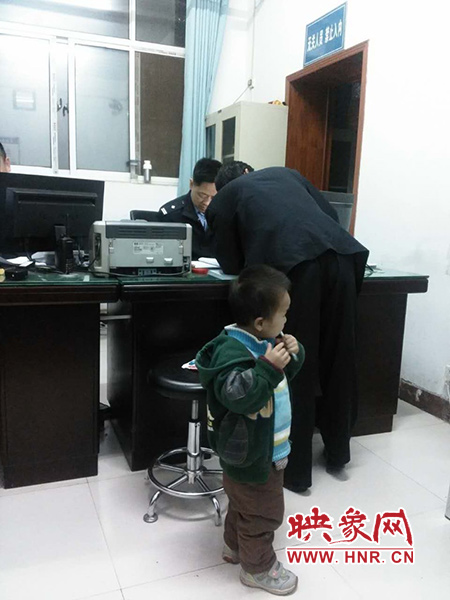 被抱到警務室的男童 被抱到警務室的男童