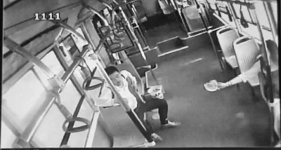 小情侶公交車(chē)上旁若無(wú)人吃西瓜，弄臟車(chē)廂環(huán)境引不滿(mǎn)。