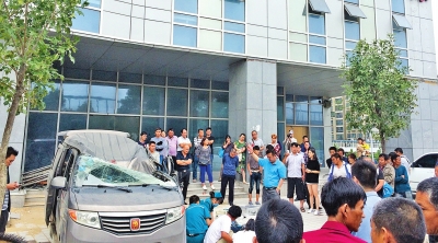 被砸面包車主駕駛室頂部凹陷嚴重 被砸面包車主駕駛室頂部凹陷嚴重