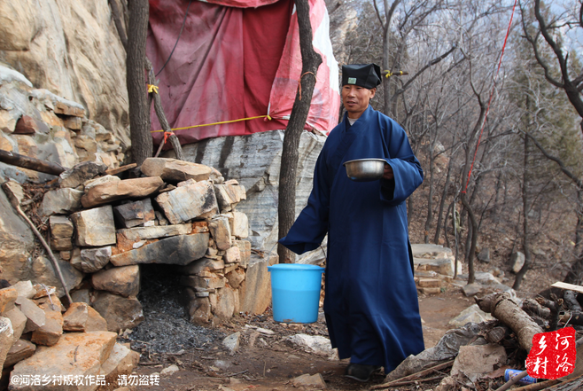 崔道長原籍東北，兩年前還只是一個普通的農民工，領著交往了半年的女朋友，住進了工棚。工棚里人員復雜，一次偶然的機會，他發(fā)現女朋友似乎和工頭有染，求證的過程中，挨了揍。