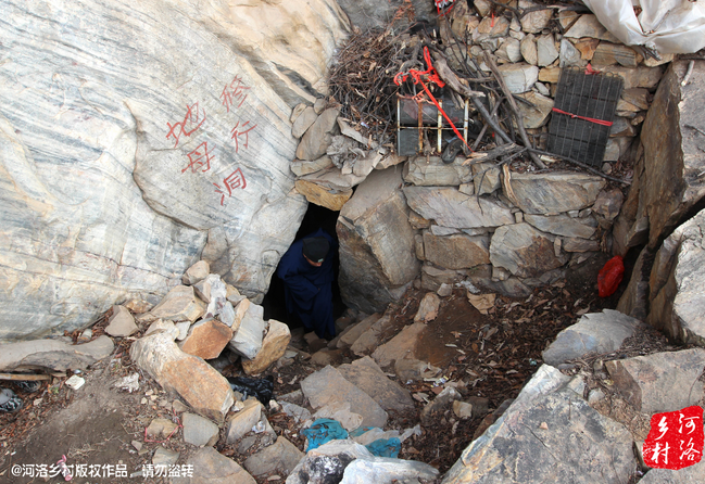 老崔說，以前就經常半夜做夢，夢到女媧娘娘在召喚自己。上山以后，居住附近，竟然真的有一個地母洞，也不知是誰供奉了女媧娘娘的神像，后來這兒似乎成了老崔的獨家道場。