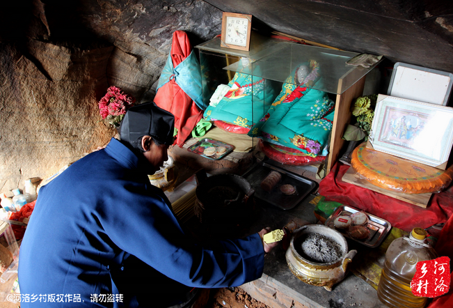 山上很少見到陌生人，所有的出家人也都有自己的生活。誦經焚香，成了老崔的日常。