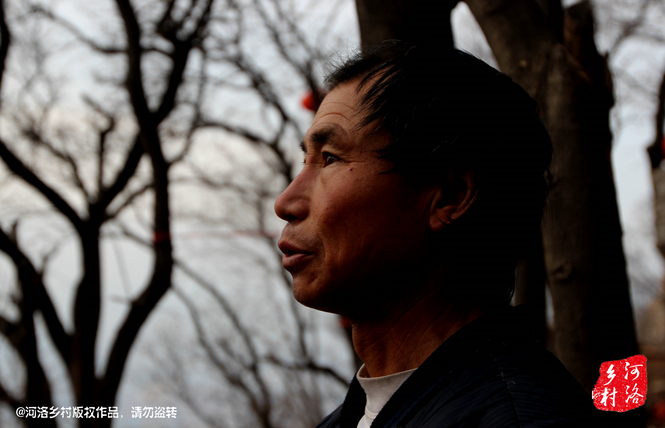 不過老崔對鄰居卻有著十分的不屑，平日里他們的生活，主要是自己種植的蔬菜和野菜，偶爾有山下香客的供奉。而鄰居卻經常揀一些驢友丟棄的物品，飲料瓶，塑料紙，或者其它的物品。