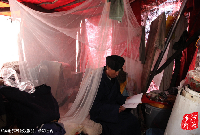 鄰居因為力氣大，弄壞了他幾根肋骨，他要求鄰居一萬塊錢賠償，經有關部門協(xié)調，最終以八千塊錢了結。老崔理直氣壯的說：這不是對我的賠償，這是褻瀆女媧娘娘的懲罰。