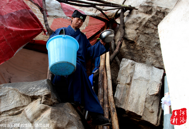 老崔居住的地方沒有通電，有了手機之后，就多了一項差事，隔天需要下山找地方給手機充電。一年多來，經常上山下山，加上誦經燒香，老崔的身體硬朗了很多，山路上行走，甚至比途經的驢友更加迅速。
