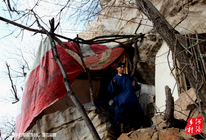 那個打斷老崔肋骨的道友搬走了，此刻半山腰只剩下老崔一個人，除了山下的香客，也只有偶爾登山的驢友路過。老崔一副面帶微笑的慈祥模樣，也贏得香客好感，有山下香客邀請他春節(jié)下山過年，老崔有些糾結，對于香客的邀請，是去還是不去呢？