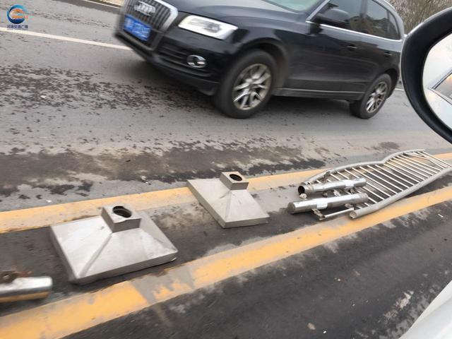 鄭州私家車撞毀十米護欄 司機抽著煙逆行下橋