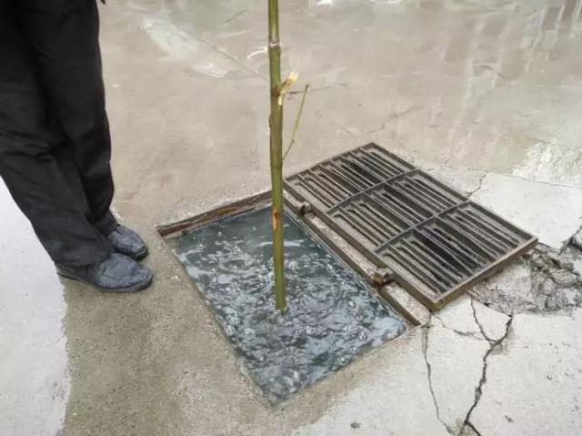 鄭州一道路常年積水 商戶調(diào)侃“欲買(mǎi)船”