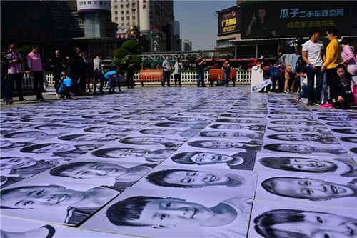 500張笑臉綻放二七廣場 只因?yàn)橐粋€(gè)特殊的日子