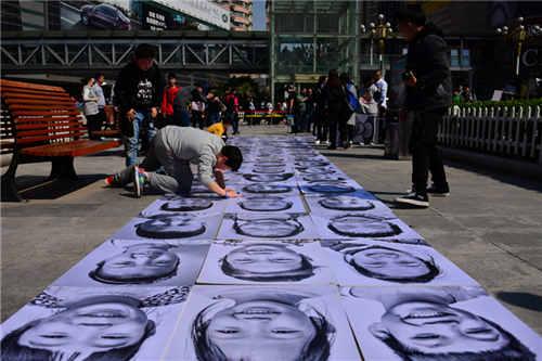 500張笑臉綻放二七廣場 只因?yàn)橐粋€(gè)特殊的日子