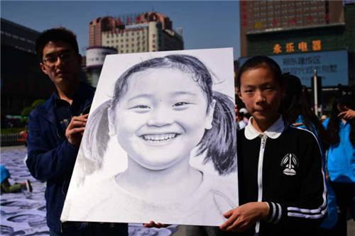 500張笑臉綻放二七廣場 只因?yàn)橐粋€(gè)特殊的日子