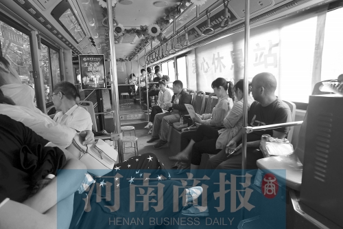 高考家長(zhǎng)坐公交“討彩頭” 網(wǎng)友提醒：“別坐985路” 為啥？