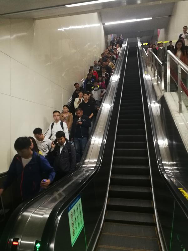 乘扶梯“左行右立”錯(cuò)了?鄭州地鐵或?qū)⑷∠撎嵝? style= 乘扶梯“左行右立”錯(cuò)了?鄭州地鐵或?qū)⑷∠撎嵝? complete=