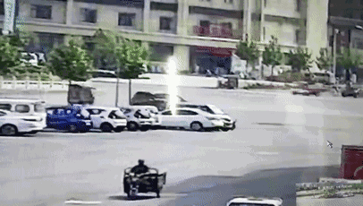 然而，這起看似簡(jiǎn)單的交通事故，接下來(lái)發(fā)生的事兒，卻讓人感到驚奇。