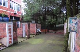 緊挨鐵山坪基地，有一條“迷你”街道，雖然簡(jiǎn)陋，但尚未拆去的店鋪名稱顯出了曾經(jīng)的“繁華”。組圖/記者倪志剛