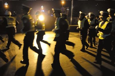 ▲涼山警方連夜出擊打拐。本報(bào)記者歐陽(yáng)曉菲攝