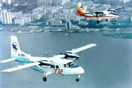 資料圖：中國(guó)運(yùn)-12空中飛行。