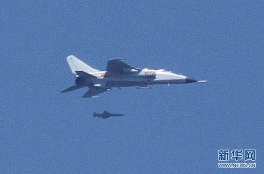 資料圖：中國(guó)飛豹戰(zhàn)機(jī)發(fā)射導(dǎo)彈，精確打擊海上目標(biāo)。